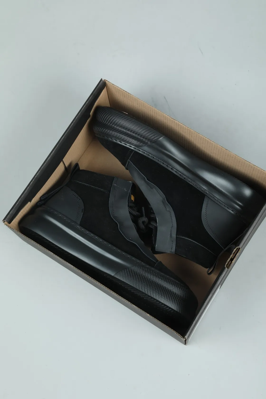 Men's shoes 💰600 IUGGI handsome double-sided short boots. I was attracted by it at first sight. Exclusive and original private outsole. Super soft and light rebound. Top layer calfskin grain frosted. Full texture. All sheep fur inside. Size: 39-44 Model 3681